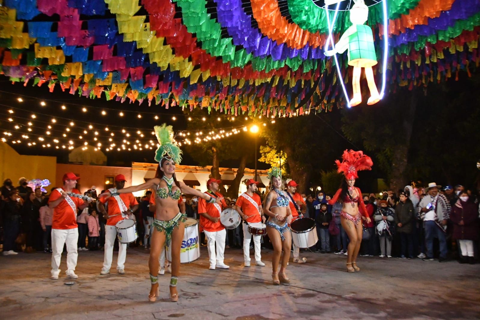 Miles de personas llenan de color, ritmo y fiesta el ‘desfile de burladeros’ en Huamantla